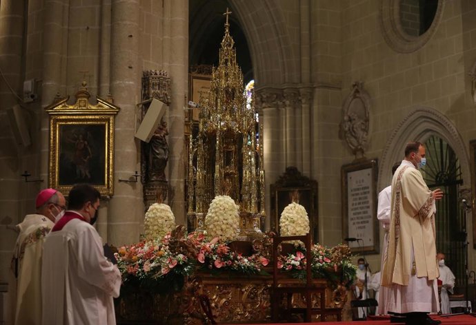 La custodia durante la ceremonia del Corpus Christi  presidida por el arzobispo de Toledo Francisco Cerro Chaves en la Catedral Primada a 3 de junio de 2021, en Toledo (España).
