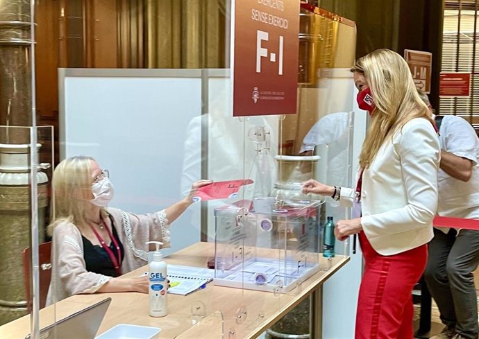 La decana del Colegio de la Abogacía de Barcelona (Icab) y candidata a la reelección, Maria Eugnia Gay, vota en las elecciones del 3 de junio de 2021.