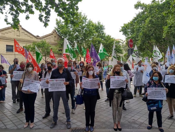 Protesta de los sindicatos sanitarios ante Conselleria