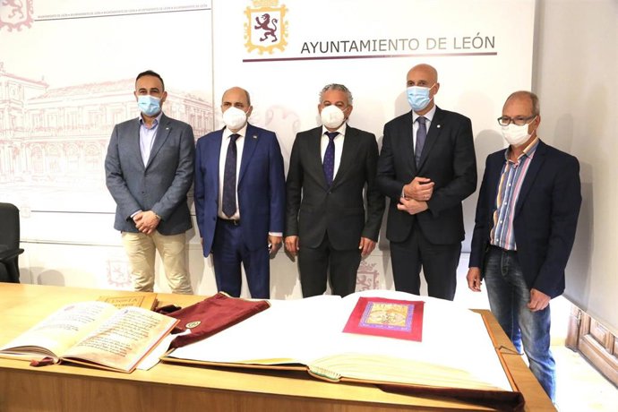El alcalde de León, José Antonio Diez, -segundo por la derecha- durante la presentación del libro.