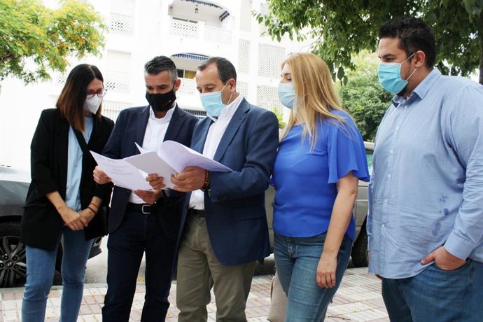 El secretario general del PSOE, José Luis Ruiz Espejo, en el centro, en una visita a Marbella con dirigentes socialistas locales