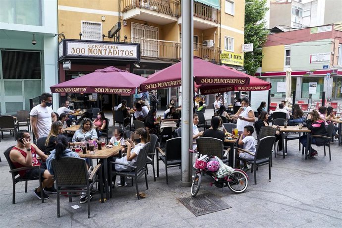 Varias personas en la terraza de una cafetería de Móstoles el mismo día en que la Comunidad de Madrid ha indicado que a partir del próximo lunes, 31 de mayo, disminuirán las restricciones en este sector, a 26 de mayo de 2021, en Móstoles, Madrid, (Españ