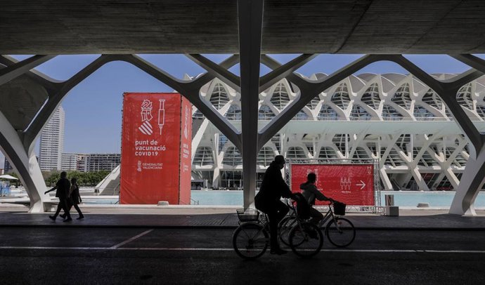 Archivo - Varias personas pasan por el punto de vacunación de la Ciudad de las Artes y las Ciencias