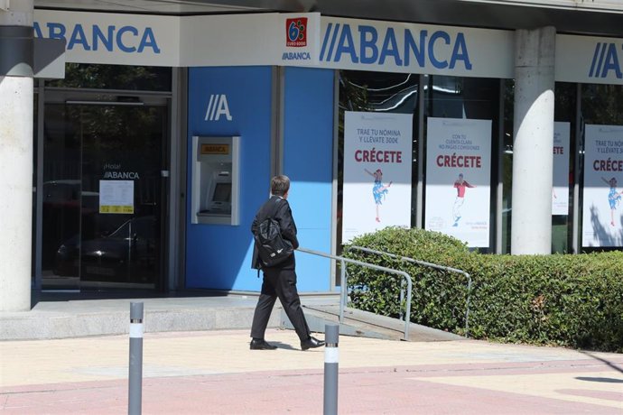 Archivo - Un hombre pasa al lado de una sucursal de Abanca, en Madrid, (España), a 10 de septiembre de 2020. 