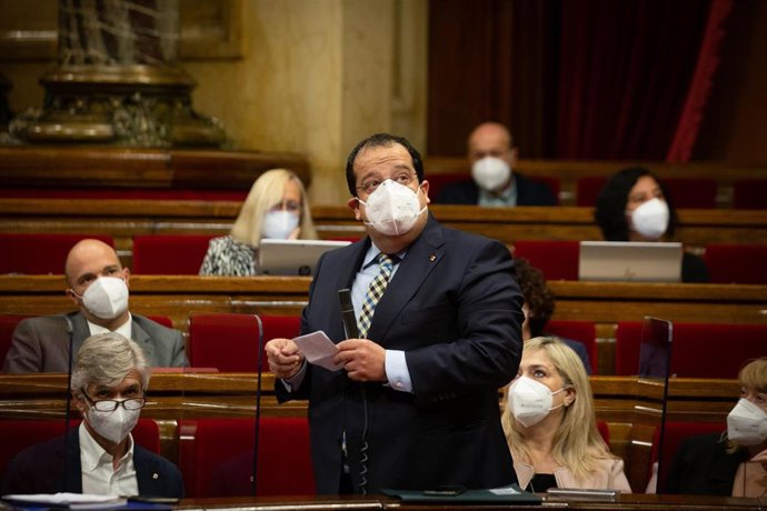 El conseller de Interior de la Generalitat, Joan Ignasi Elena, en el pleno del Parlament del 2 de junio de 2021.