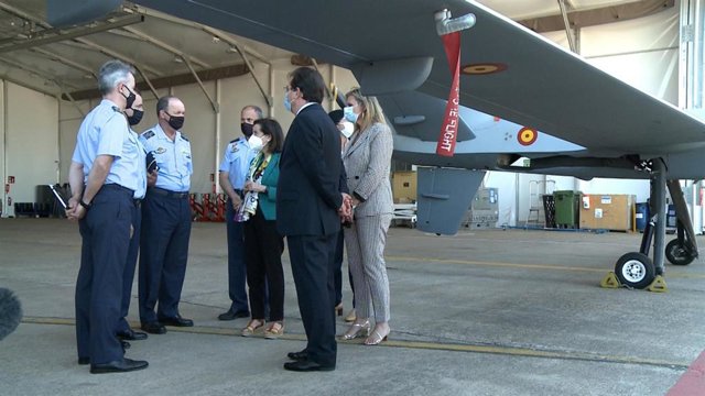 La ministra de Defensa y Vara visitan la Base Aérea de Talavera la Real