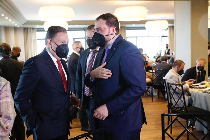 El alcalde de Oviedo, Alfredo Canteli, con el presidente del Principado, Adrián Barbón en la entrega del premio El Ovetense del año a Carlos Paniceres.