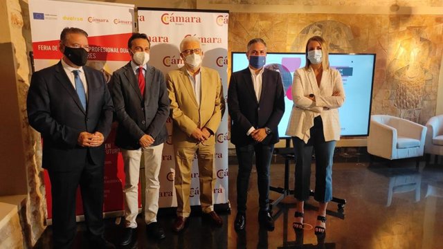 Autoridades y responsables de la Cámara de Comercio de Linares en la Feria de la FP Dual.