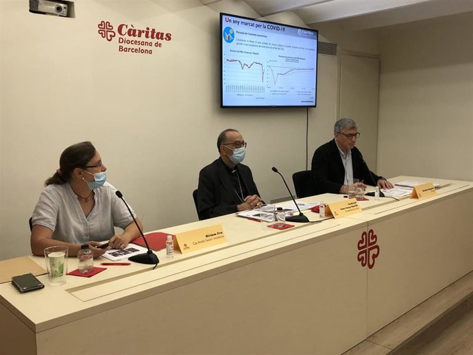 De izquierda a derecha, la Jefa de Análisis Social e Incidencia de Critas, Miriam Feu, el Cardenal Arzobispo de Barcelona y presidente de la entidad, Juan José Omella; y el director de Critas Diocesana de Barcelona, Salvador Busquets.