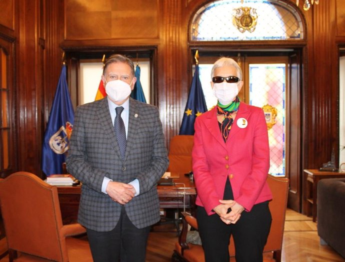 El alcalde Alfredo Canteli y la consejera de Educación Carmen Suárez.