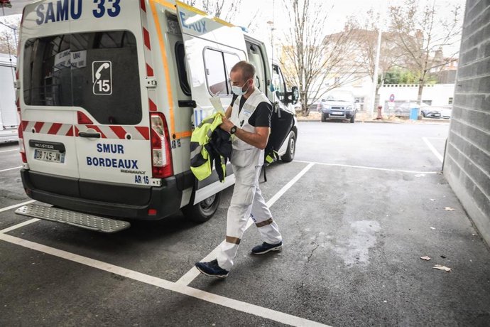Archivo - Ambulancia en un hospital de Burdeos