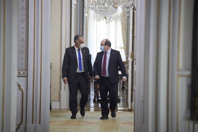 Archivo - El presidente de Canarias, Ángel Víctor Torres, y el ministro de Política Territorial, Miquel Iceta