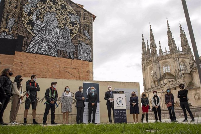 Un Mural Monumental Frente A La Catedral De Burgos Recuerda Los 800 ...