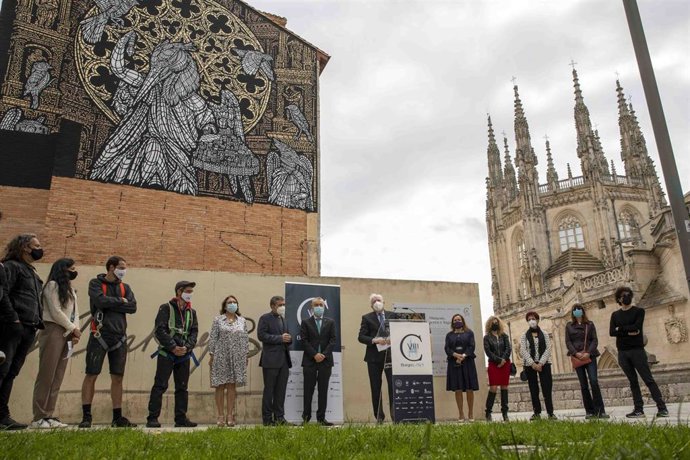 Presentación del mural monumental frente a la Catedral de Burgos en su 800 aniversario