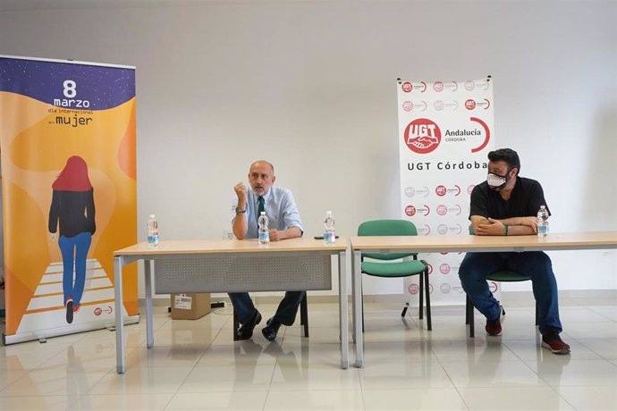Luis Ángel Hierro (izda.) interviene junto al secretario general de UGT Córdoba, Vicente Palomares , en la sede del sindicato.