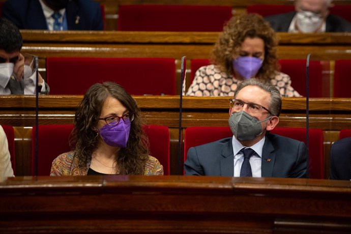 La consellera de Feminismes i Igualtat, Tnia Verge, i el conseller d'Economia, Jaume Giró, en la primera sessió de control del nou Govern.