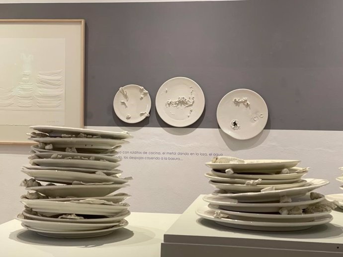 El Museo Nacional de Cerámica de Valncia exhibe la obra de Amparo Carbonell 'Alrededor de un plato' .