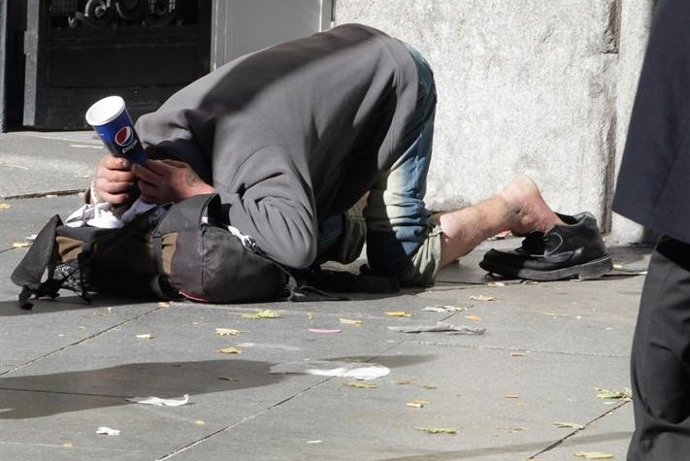 Archivo - Imagen de archivo de un hombre pidiendo limosna en la calle