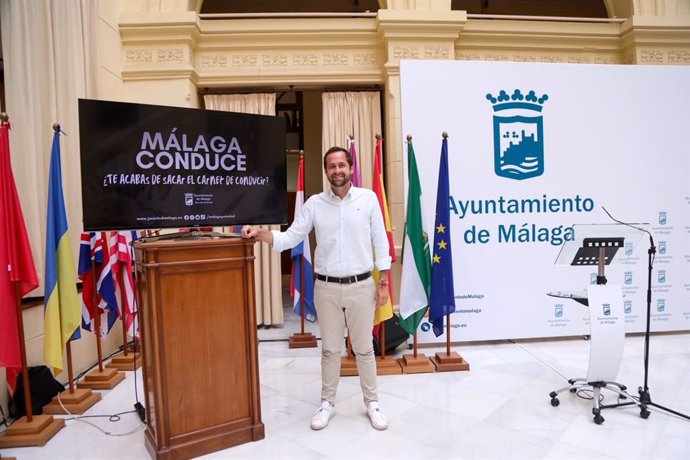 El concejal de Juventud de Málaga, Luis Verde, presenta ayudas del programa Málaga Conduce para que jóvenes obtengan el carné de conducir