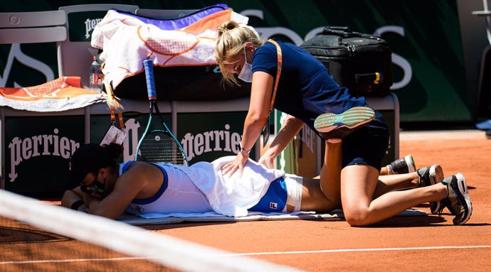 Ashleigh Barty of Australia takes a medical time during the first round at the 2021 Roland Garros Grand Slam Tournament against Bernarda Pera of the United States