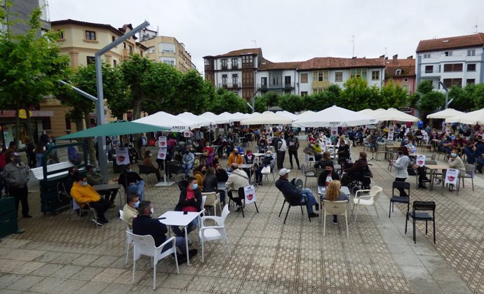 Concentración de los hosteleros de santoña para pedir la retirada del 'semáforo Covid'