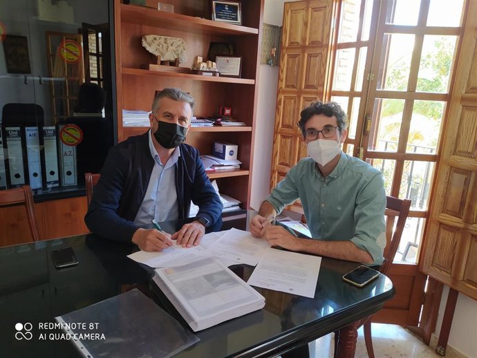 El delegado de Infraestructuras Rurales de la Diputación de Córdoba, Francisco Ángel Sánchez (izda.), y el alcalde de Almedinilla, Jaime Castillo.