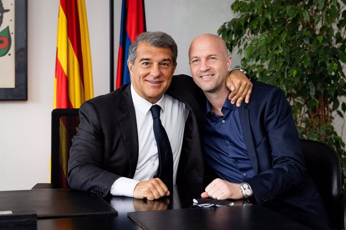 El presidente del FC Barcelona, Joan Laporta, con el consejero del área de fútbol Jordi Cruyff, que se incorporará el 1 de agosto de 2021