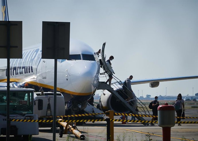 Archivo - 08 August 2020, Berlin: Passengers disembark from a Ryanair aircraft at Berlin Schoenefeld Airport, as of today the coronavirus test is mandatory for all travellers returning from a risk area. Photo: Annette Riedl/dpa