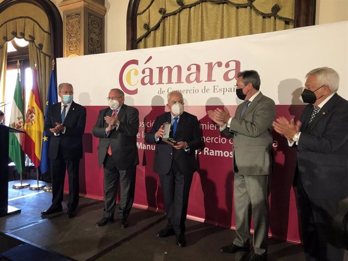 Imposición de la Encomienda de la Orden de la Cámara de España a Manuel Contreras