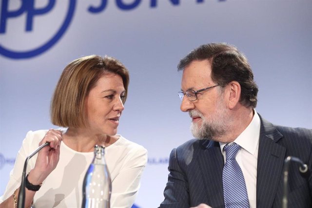 Archivo - María Dolores de Cospedal y Mariano Rajoy durante una reunión del PP