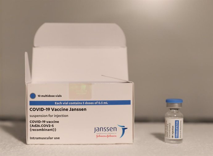 Un vial de la vacuna de Janssen contra el Covid-19, a 7 de mayo de 2021, en Madrid (España). Según datos del Ministerio de Sanidad, en la Comunidad de Madrid se han administrado un total de 2.411.19 dosis de las vacunas de Pfizer, Moderna, AstraZeneca y