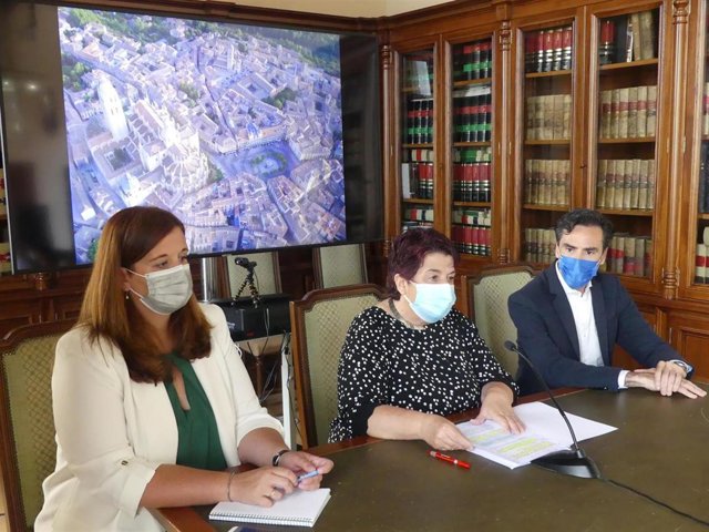 La concejala de Patrimonio Histórico, Clara Martín (izquierda); la alcaldesa de Segovia, Clara Luquero (centro),  y el gerente del grupo Ciudades Patrimonio de España, Ángel Rosado (derecha)