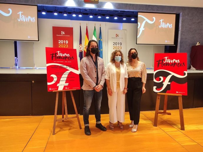 La delegada de Cultura en la Diputación de Córdoba, Salud Navajas (centro), junto al coordinador de las galas, Antonio Arcos, y la ganadora del Premio Mario Maya, María del Carmen Pérez 'Niña de Espejo', en la presentación del Certamen de Jóvenes Flamec