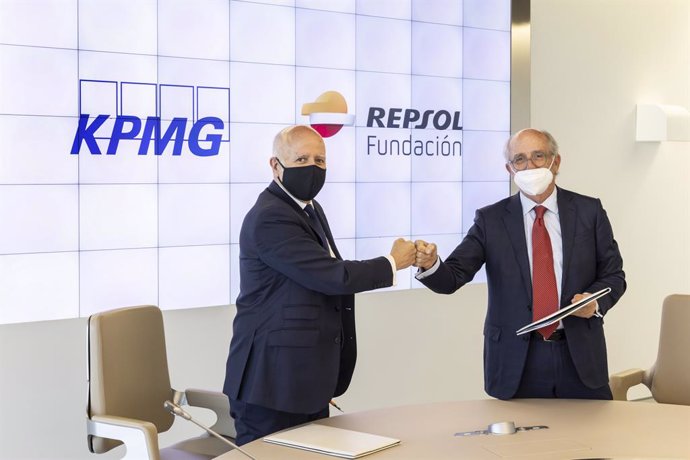 Los presidentes de Repsol, Antonio Brufau, y KPMG, Hilario Albarracín
