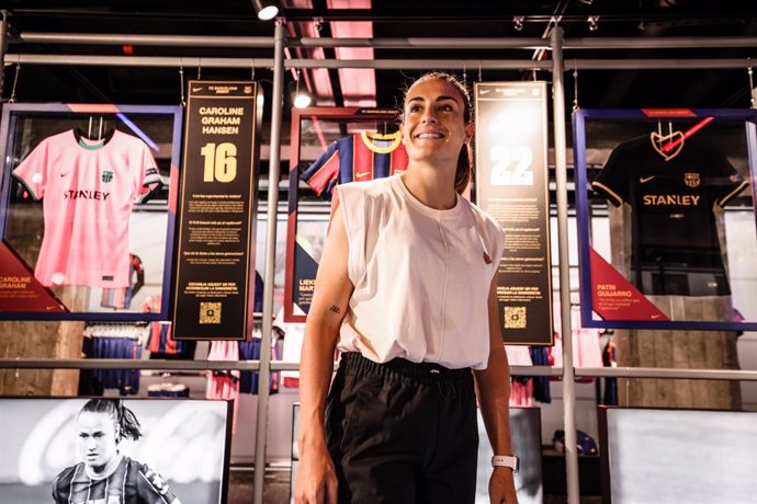 La jugadora del Bara Femení Alexia Putellas en la exposición 'Más allá de la victoria' en la tienda Nike de Passeig de Grcia de Barcelona, un homenaje al equipo que ha logrado el triplete en la temporada 2020/21
