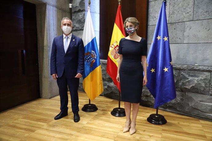 El presidente de Canarias, Ángel Víctor Torres, junto a la ministra de Trabajo, Yolanda Díaz