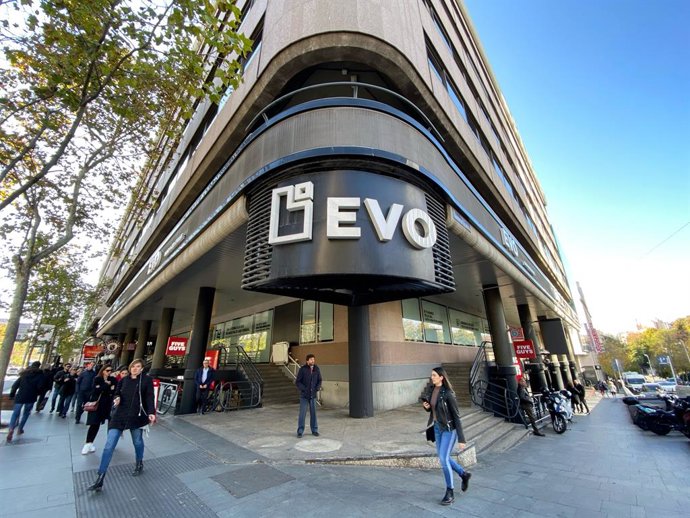 Archivo - Fachada del edificio de EVO Banco en Madrid.