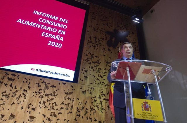 El ministro de Agricultura, Alimentación y Pesca, Luis Planas, durante la presentación del ‘Informe del Consumo Alimentario en España 2020’, a 3 de junio de 2021, en CaixaForum, Madrid, (España). 