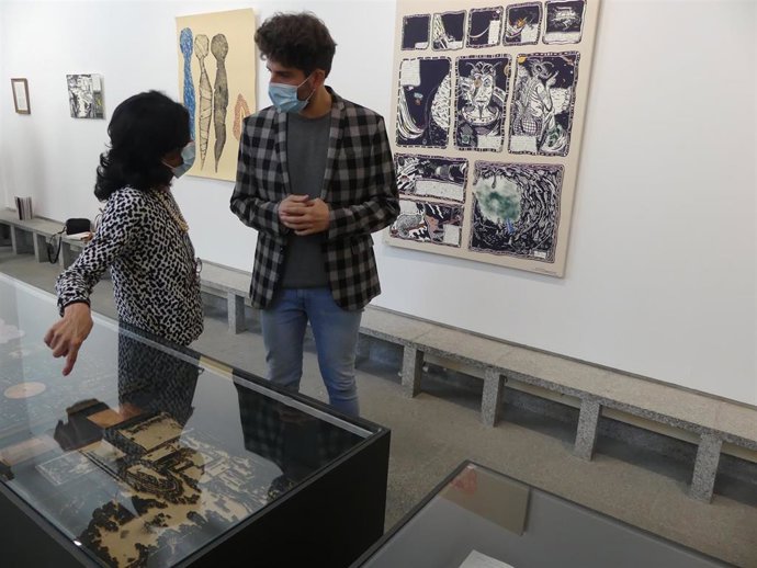 La comisaria de la muestra, Roció Luca de Tena, y el concejal de Cultura, Alberto Espinar.