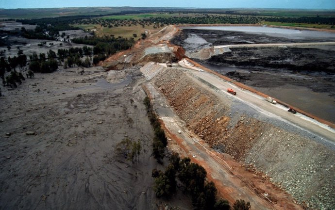 Presa de Aznalcóllar liberando lodos y aguas tóxicas tras la rotura el 25 de abril de 1998