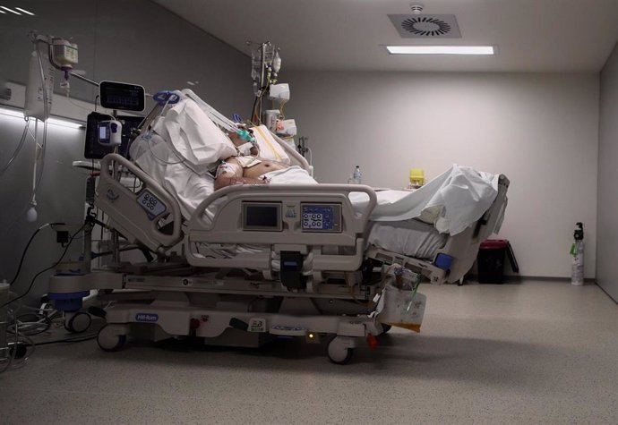Un enfermo en una cama de la UCI del Hospital de Emergencias Isabel Zendal, Madrid (España), a 20 de enero de 2021. El hospital, inaugurado el pasado 1 de diciembre, ha superado ya los 801 pacientes de COVID-19 y los ingresados en la Unidad de Cuidados 