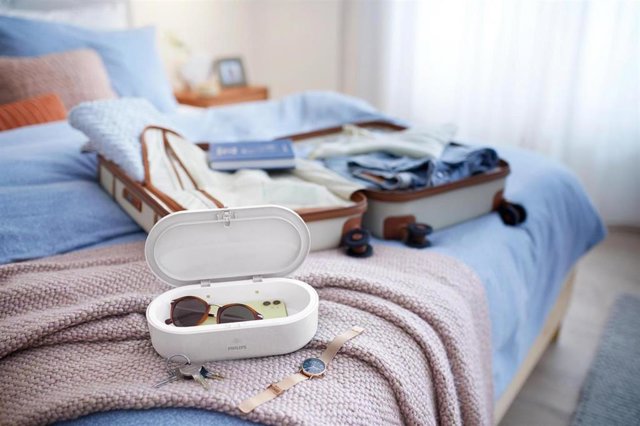 Imagen del dispositivo Mini Box con un 'smartphone' y unas gafas en su interior