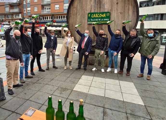 Escanciado de sidra en Gascona con motivo de la celebración del Día internacional de la sidra.