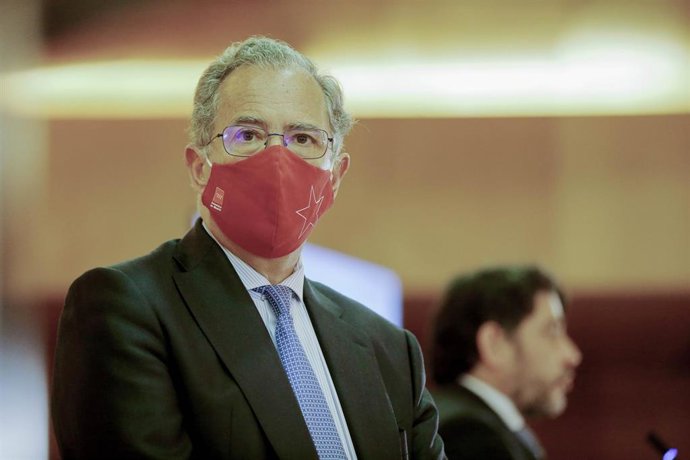 El consejero en funciones de Educación y Juventud y portavoz regional, Enrique Ossorio (i), en una imagen de archivo