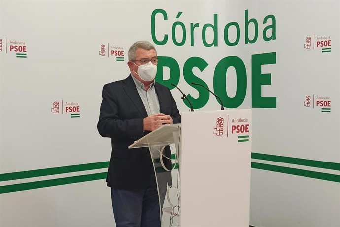 El portavoz del PSOE-A en la Comisión de Salud y Familias del Parlamento andaluz, el cordobés Jesús María Ruiz, en la sede de su partido en Córdoba.