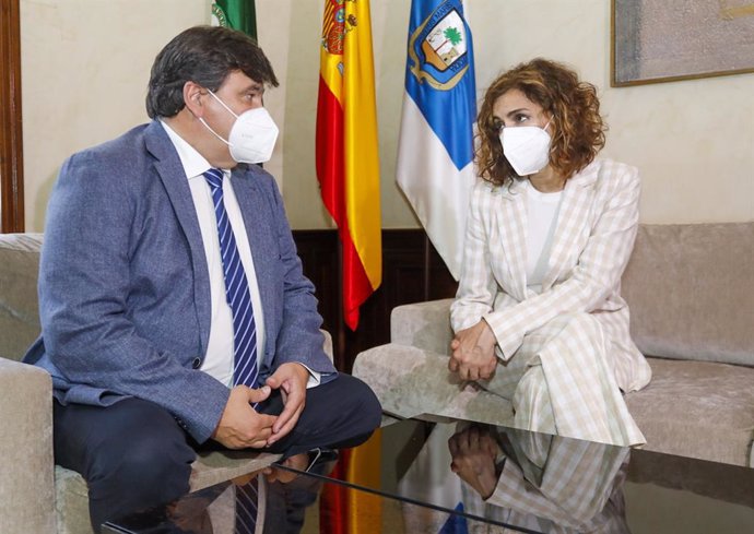 La ministra de Hacienda, María Jesús Montero, junto al alcalde de Huelva, Gabriel Cruz.