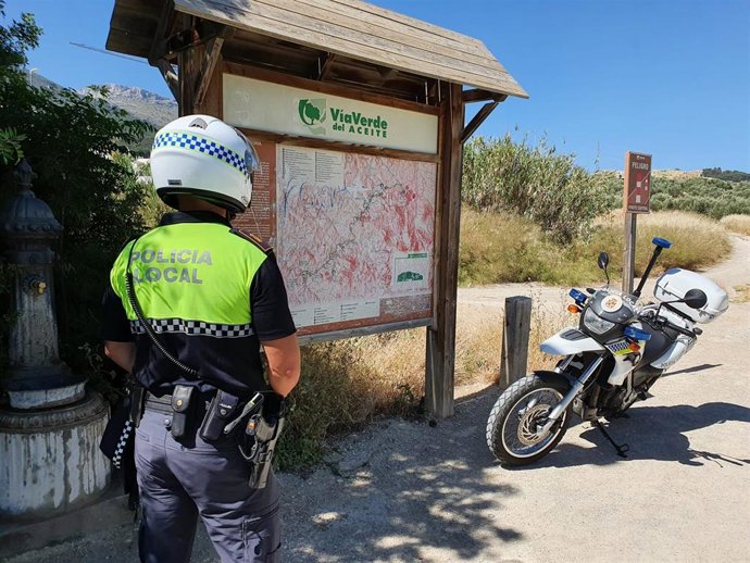 Agente en la Vía Verde del Aceite