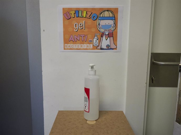 Archivo - Gel desinfectante en el hall del Colegio Público Víctor Pradera en el primer día de colegio del curso escolar 2020-2021en Pamplona, Navarra (España), a 4 de septiembre de 2020