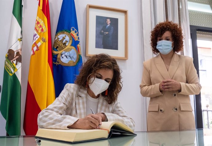 La ministra de Hacienda, María Jesús Montero, firma en el libro de honor de la Diputación de Huelva.