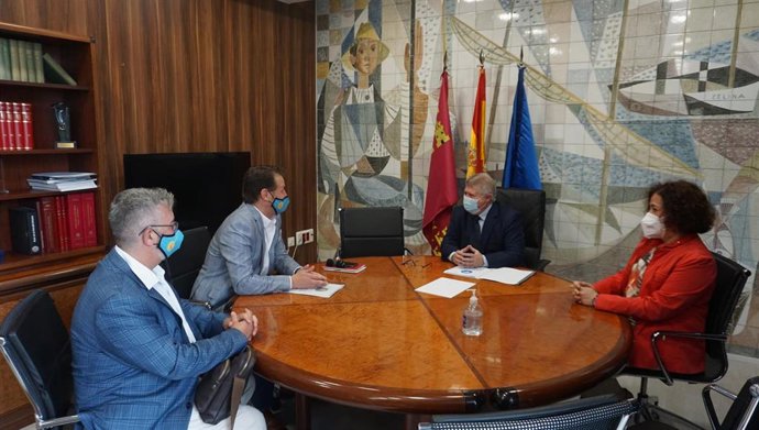 El delegado del Gobierno ha recibido al director del CEIP Félix Rodríguez de la Fuente de Los Nietos, Alfonso Vera, nominado al Global Teacher Prize 2021